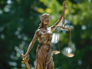 Statue de la Justice – aspect bronze – polystone – 35 cm