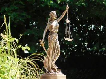 Statue de la Dame Justice en polystone aspect bronze