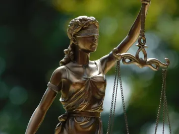 Klassische Justitia-Statue in Bronzeoptik aus Polystone