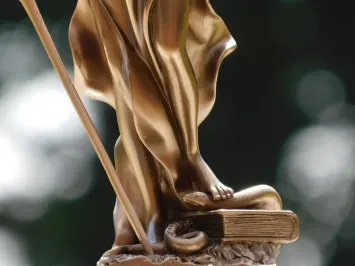Klassieke Vrouwe Justitia beeld in brons-look van polystone