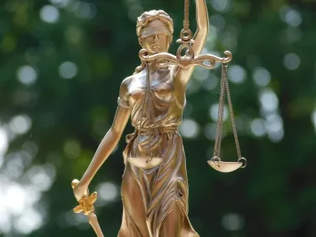 Klassieke Vrouwe Justitia beeld in brons-look van polystone