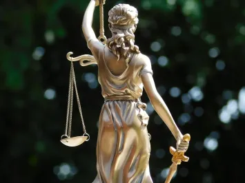 Klassieke Vrouwe Justitia beeld in brons-look van polystone