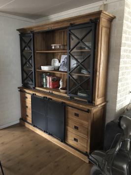 Prachtige industriële wandkast, koloniaal hout met metalen afwerking. TOPSTUK!! LAATSTE!!
