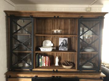 Prachtige industriële wandkast, koloniaal hout met metalen afwerking. TOPSTUK!! LAATSTE!!