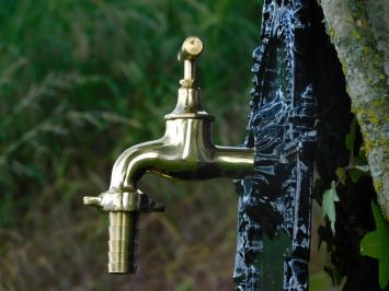 Schwarzer Wandbrunnen – Aluminium – mit Messingarmatur
