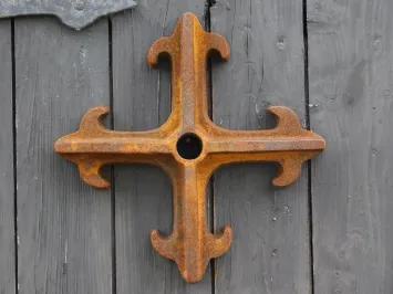 Wandanker mit Kreuzblume – Gusseisen – rustikales Finish