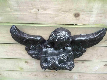 Decoratieve engel voor wandmontage uitgevoerd in zwart gietijzer