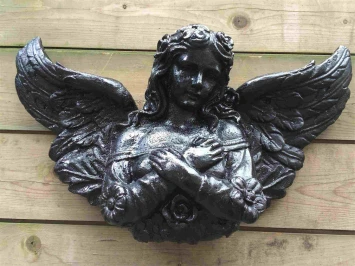 Gietijzeren wandornament in de vorm van een engel met vleugels