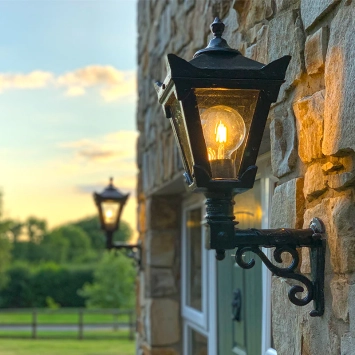 Wandlamp gietijzer - Victoriaans - met kasteelarm - zwart