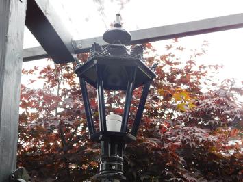 Klassische Außenlampe, Aluminium - schwarz, Schlossarm + kleiner Schirm