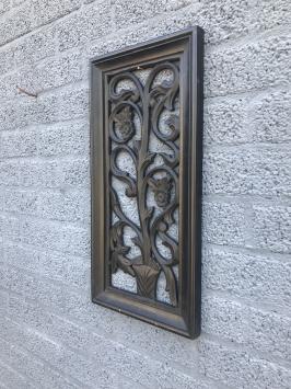 Wandschmuck aus Holz mit einem Rosenrelief
