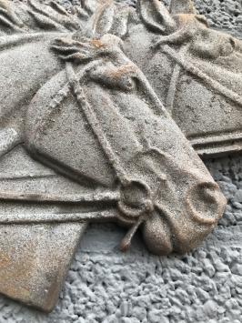 Wandteller aus Gusseisen mit 2 Pferdeköpfen, rustikal - robust