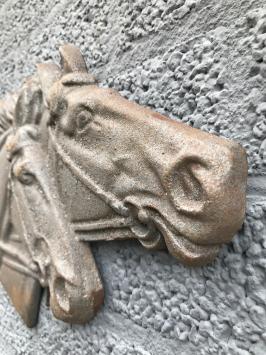 Wandteller aus Gusseisen mit 2 Pferdeköpfen, rustikal - robust