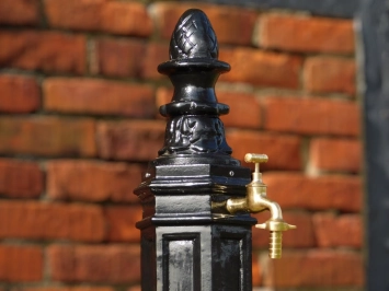 Fontaine sur pied – noire – aluminium – avec robinet en laiton