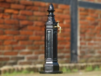 Fontaine sur pied – noire – aluminium – avec robinet en laiton