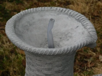 Steinauslauf mit vier Krügen für einen Gartenbrunnen