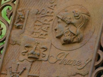 Pièce unique : Plaque murale vintage / grille en fonte - Frias Barbas