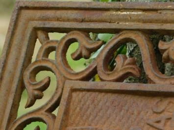 Pièce unique : Plaque murale vintage / grille en fonte - Frias Barbas