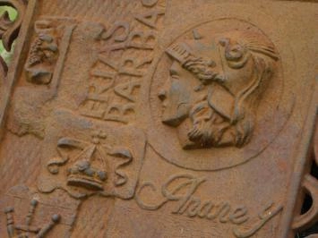 Pièce unique : Plaque murale vintage / grille en fonte - Frias Barbas