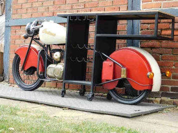 Vintage Bar – Kuriositäten: Motorradtisch als Weinbar