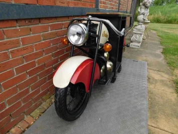Vintage Bar – Kuriositäten: Motorradtisch als Weinbar