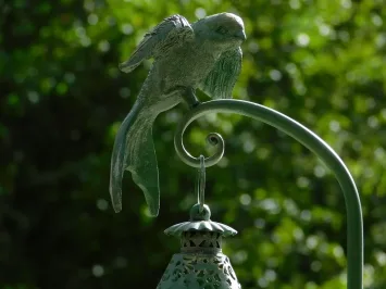 Windlicht met vogel op standaard – metaal en glas – 60 cm