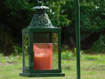 Laterne mit Vogel auf Ständer – Metall und Glas – 60 cm