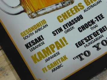 Enseigne en métal avec texte sur la bière peint dans toutes les langues