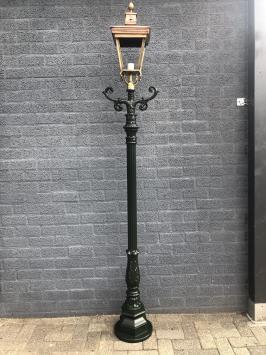 Buitenlamp, lantaarn met keramische fitting en glas, gegoten aluminium paal, groen, met koperen vierkante kap, hoog 240 cm.