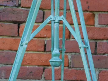 Photophore sur trépied – vert vintage – métal – 145 cm