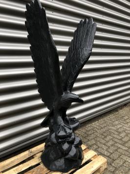 Wirklich faszinierende Skulptur eines fliegenden Adlers aus massivem Steinguss, dunkelgrau, wunderschön!