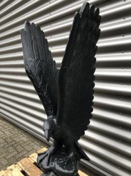 Wirklich faszinierende Skulptur eines fliegenden Adlers aus massivem Steinguss, dunkelgrau, wunderschön!