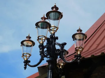 Lampadaire exclusif, 425 cm de haut – cuivre et laiton