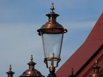 Lampadaire exclusif, 425 cm de haut – cuivre et laiton