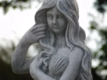 Meerjungfrau als Wasserspeier – Gartenfigur aus Stein – 94 cm