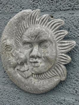 Reliëf wandplaat steen zon en de maan gietsteen, grijs