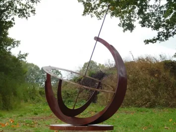 Große Sonnenuhr auf Steinsockel – Metall – 142 cm hoch