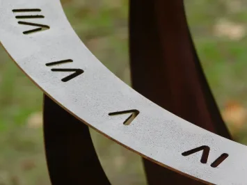 Große Sonnenuhr auf Steinsockel – Metall – 142 cm hoch