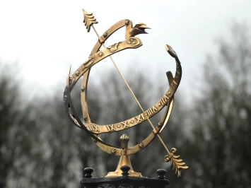 Cadran solaire – laiton – base en aluminium – 96,5 cm