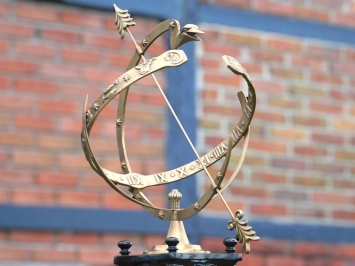 Cadran solaire – laiton – base en aluminium – 96,5 cm