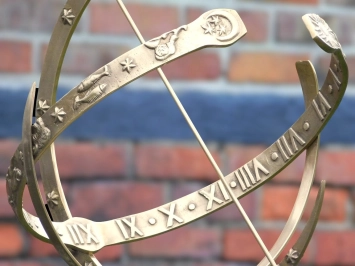 Cadran solaire – laiton – base en aluminium – 96,5 cm