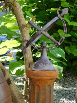 Sonnenuhr, braunes Gusseisen halb offen klein