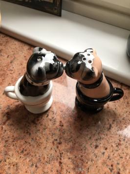 Salz- und Pfefferstreuer, 2 küssende Hunde in Tassen, sehr schön!
