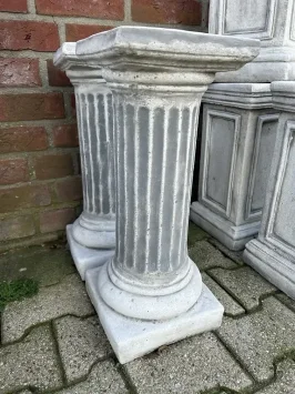Sockel im griechischen Stil – klassischer Stein – weiß/grau
