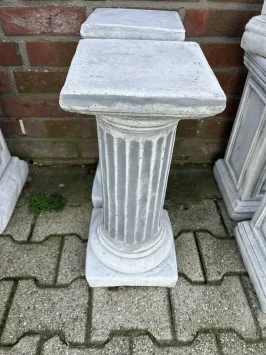 Sockel im griechischen Stil – klassischer Stein – weiß/grau