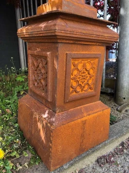 Gietijzeren sokkel - 47 cm hoge zuil voor beelden en vazen