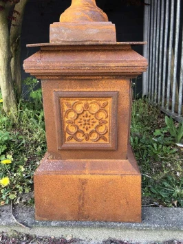 Gietijzeren sokkel - 47 cm hoge zuil voor beelden en vazen