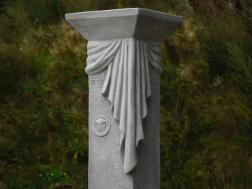 Griekse sokkel Medusa en draperie – stenen zuil – 100 cm