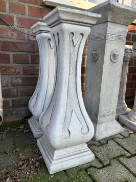 Säule oder Sockel, schmale Ausführung, ornamental, Gartendekoration Stein