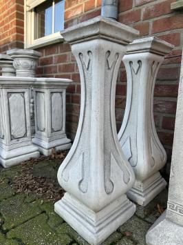 Säule oder Sockel, schmale Ausführung, ornamental, Gartendekoration Stein
